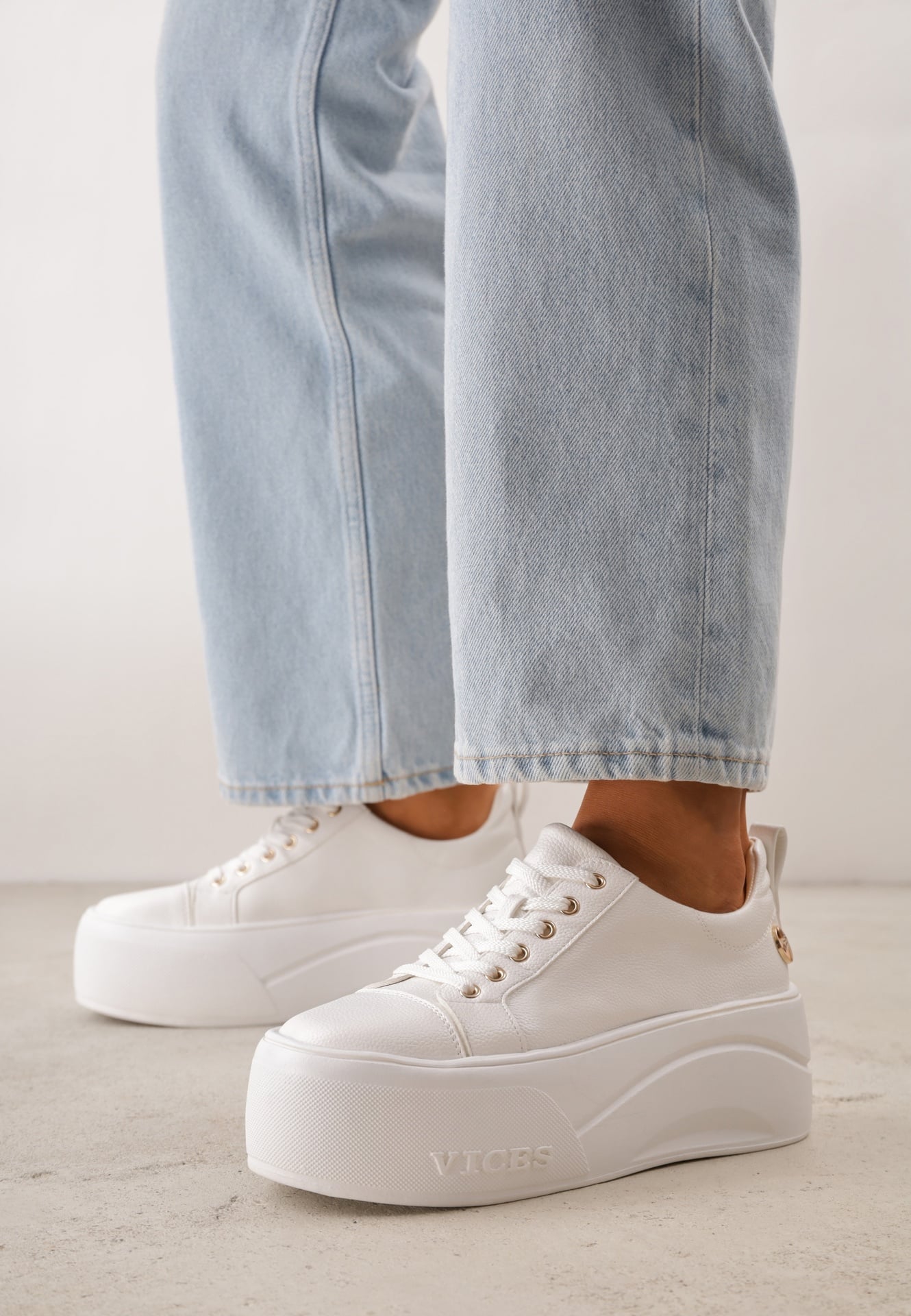 Sneakers VICES pe platformă cu aplicație metalizată și inscripție Beli Albi