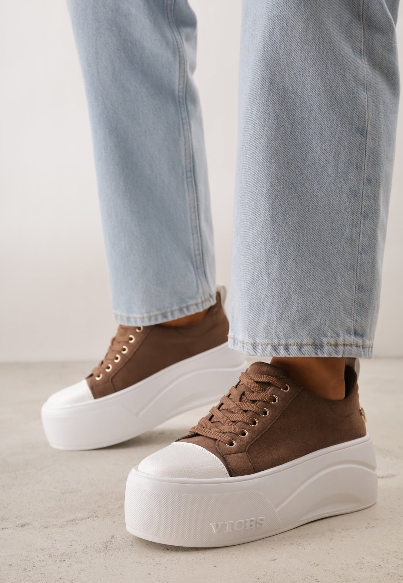 Sneakers VICES pe platformă cu aplicație metalizată și inscripție Beli Bej închis