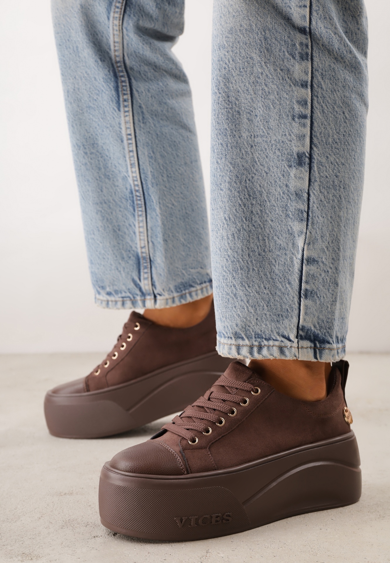 Sneakers VICES pe platformă cu aplicație metalizată și inscripție Beli Maro